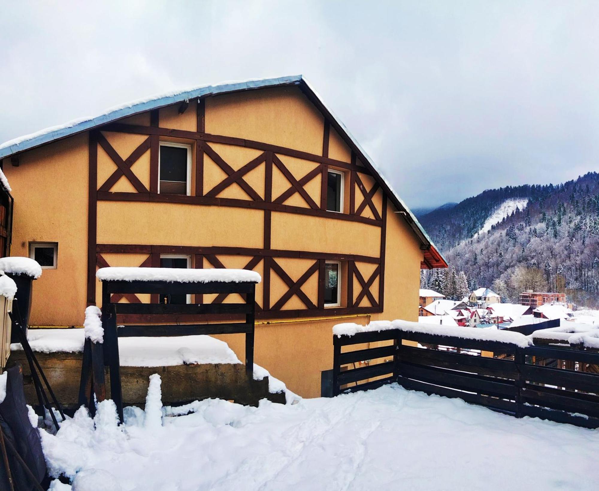 Doi Iepuri Appartement Azuga Buitenkant foto