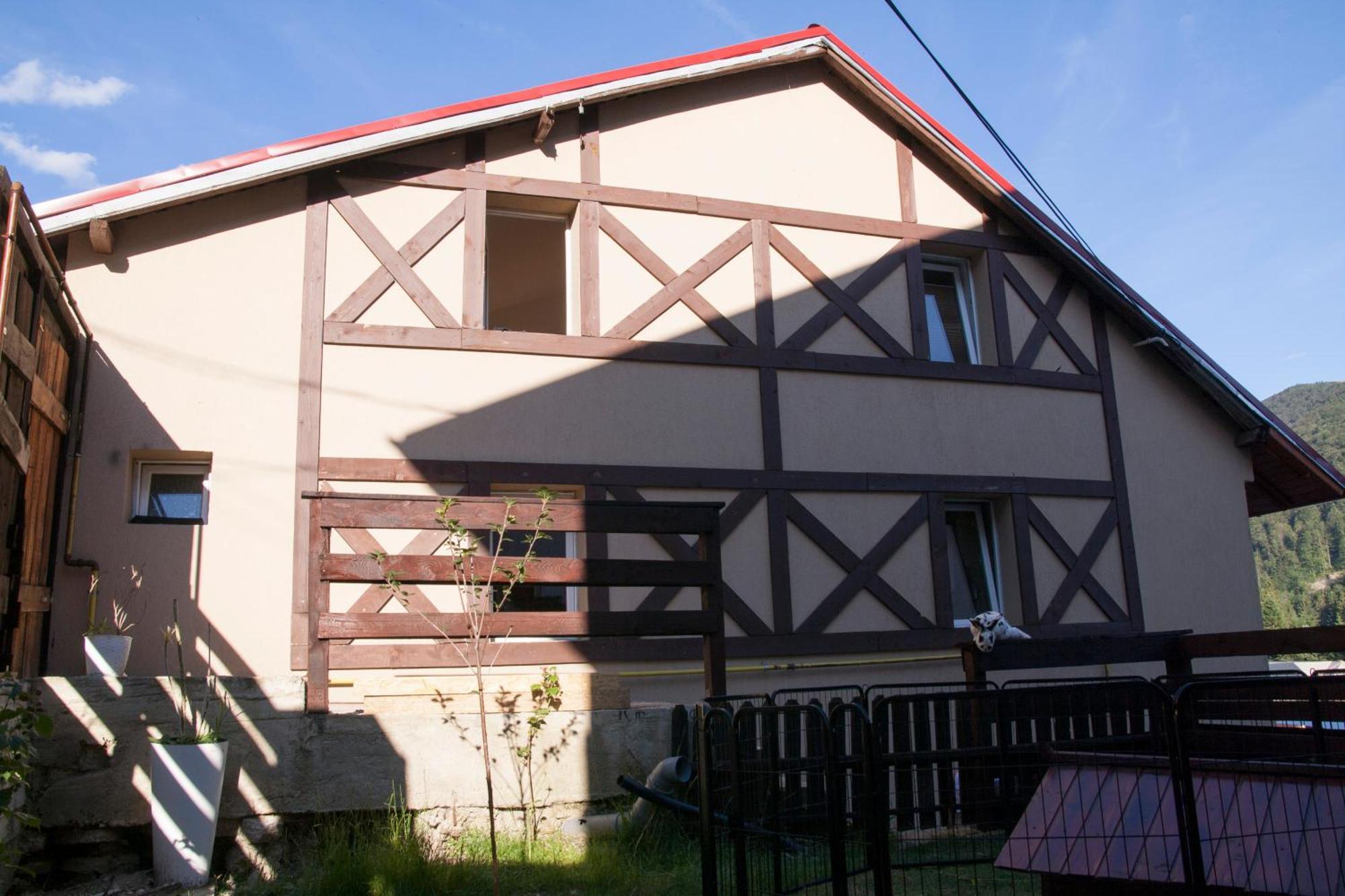 Doi Iepuri Appartement Azuga Buitenkant foto