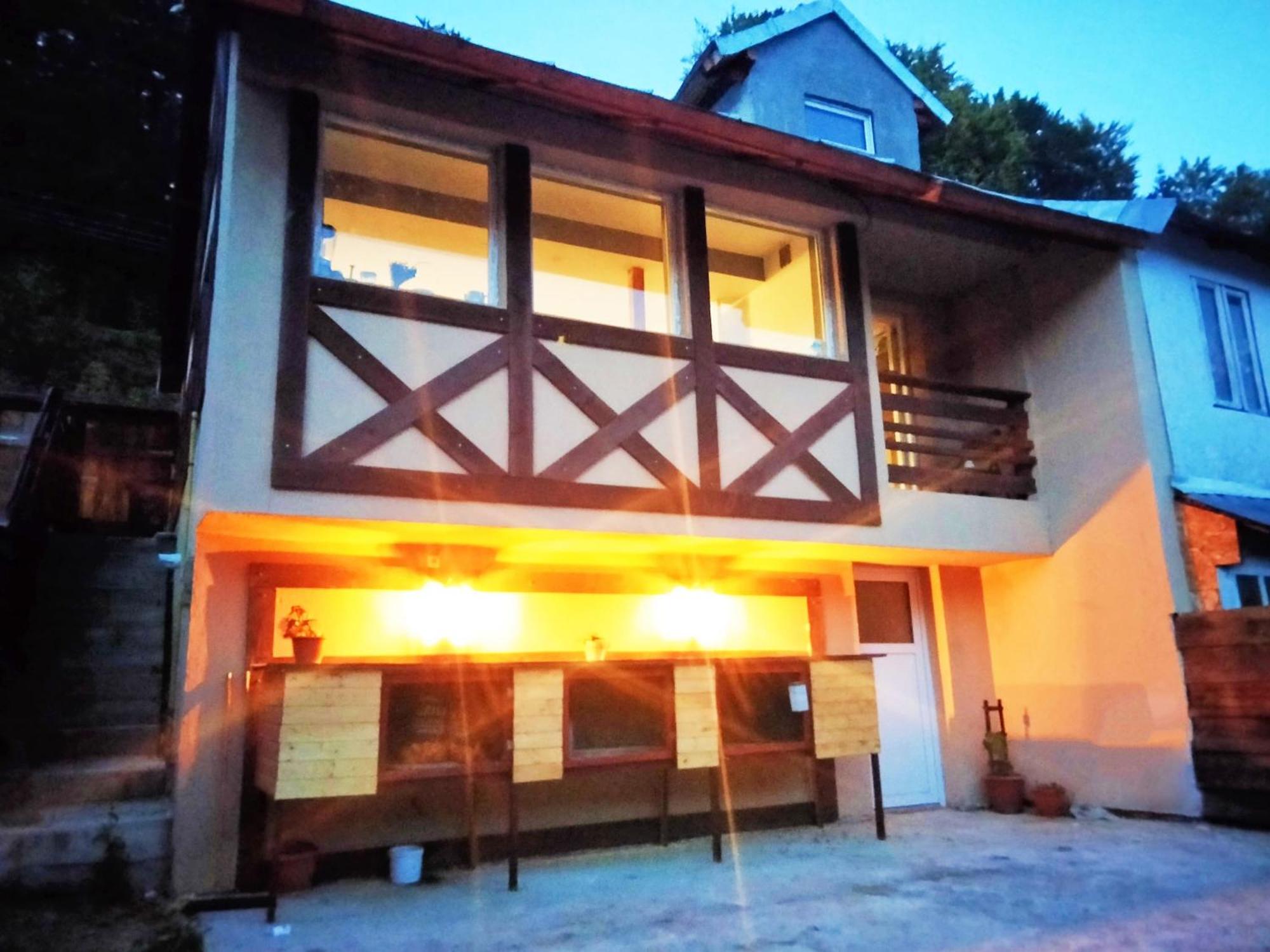 Doi Iepuri Appartement Azuga Buitenkant foto